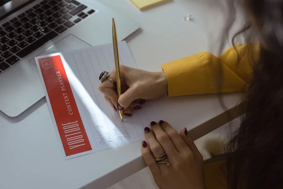 project-02-a Vue rapprochée d’un document de marketing sur les réseaux sociaux posé sur un bureau, avec un stylo et un carnet.