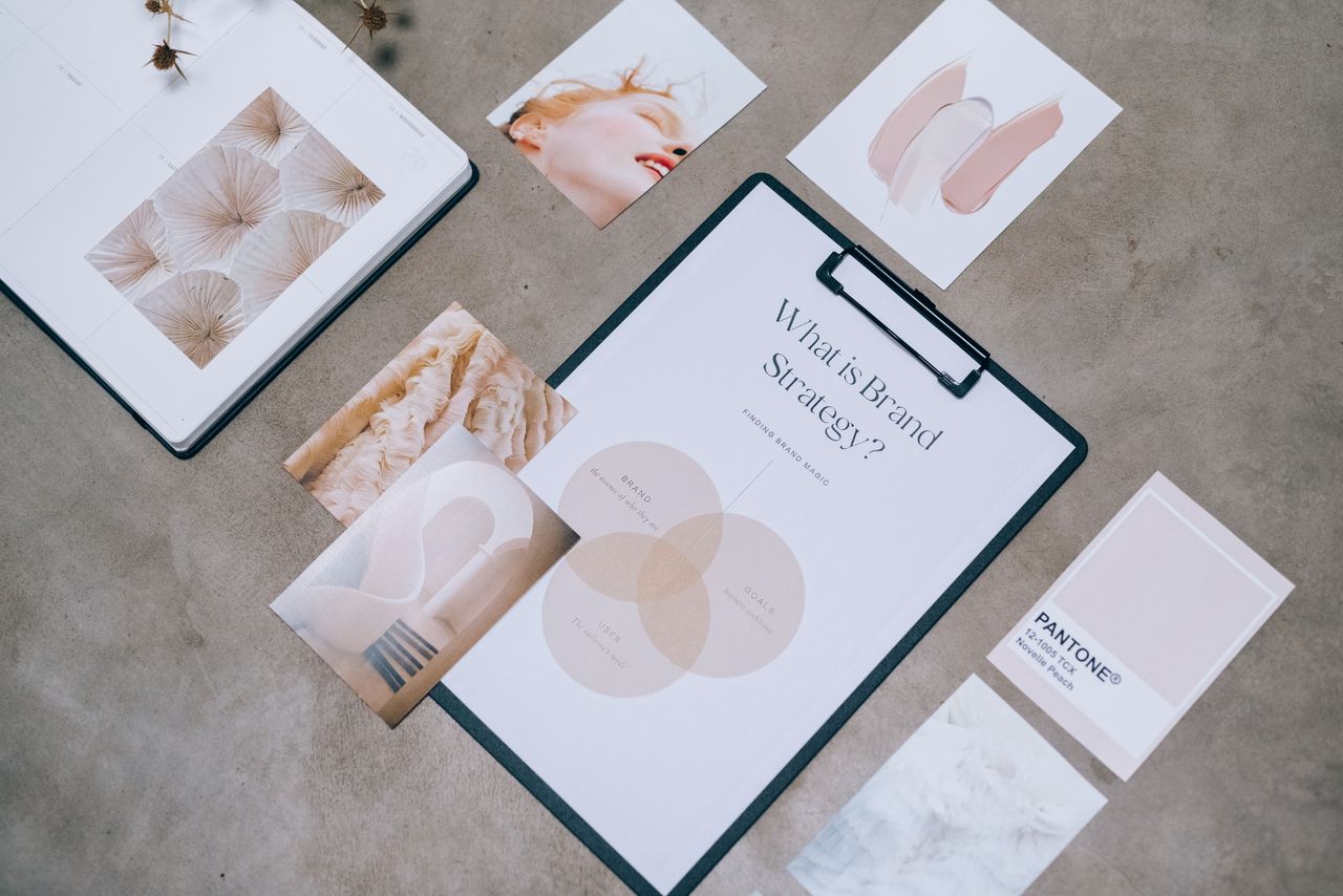 hero-img Flat lay montrant des supports de branding et des concepts design pour des échanges autour de la stratégie créative.